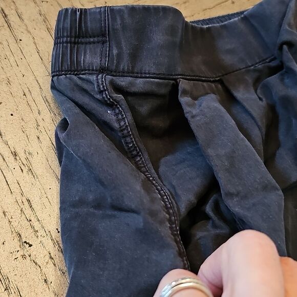 Lululemon black shorts size 6 - Picture 8 of 9